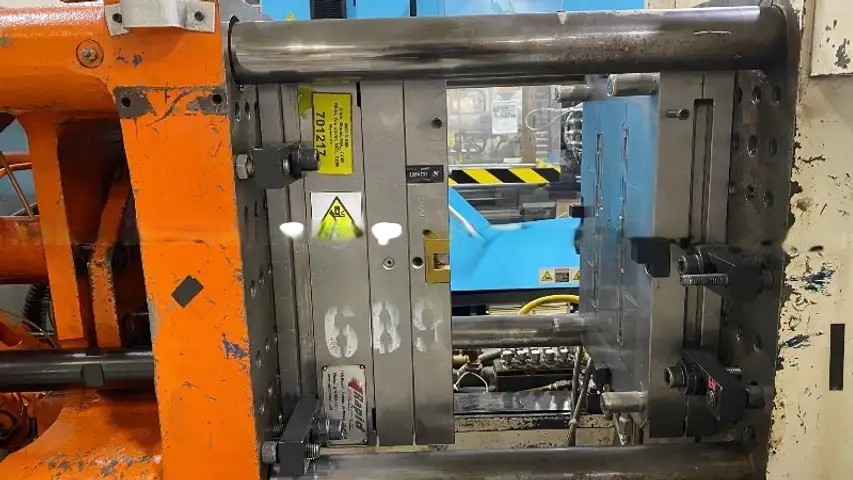 100 Ton Engel 1996 Hydraulic Injection Molding Machine Model ES330/100